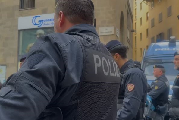 La Polizia "protegge" Ponte Vecchio