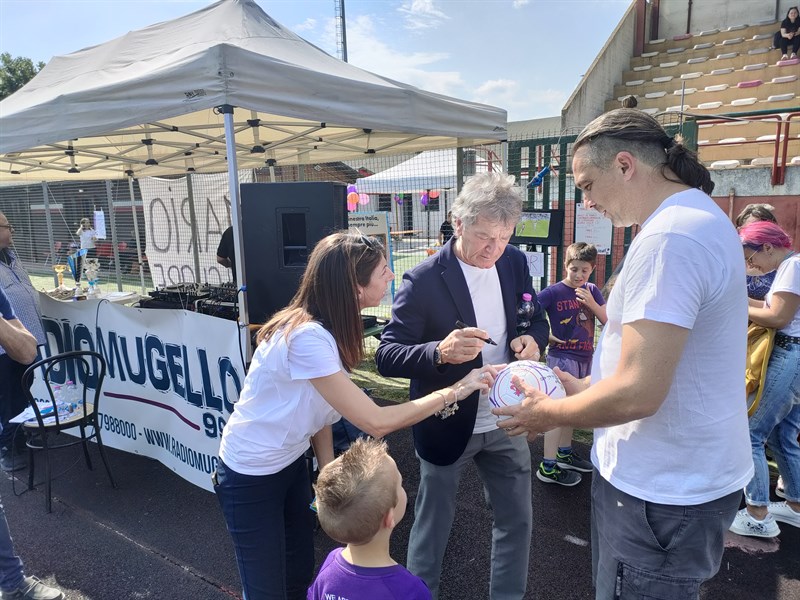 Giancarlo Antognoni mentre firma il pallone ad un piccolo tifoso