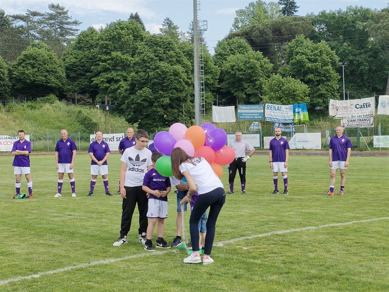 I palloncini alzati in cielo in ricordo di Mario
 