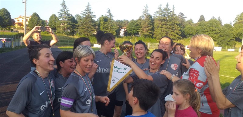 La gioia della squadra della Mamme di San Piero a Sieve dopo la vittoria.