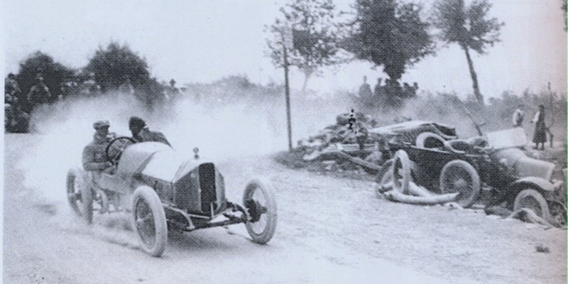 1920 - Una Isotta Fraschini condotta da Enzo Ferrari alla Casetta del Covigliaio.