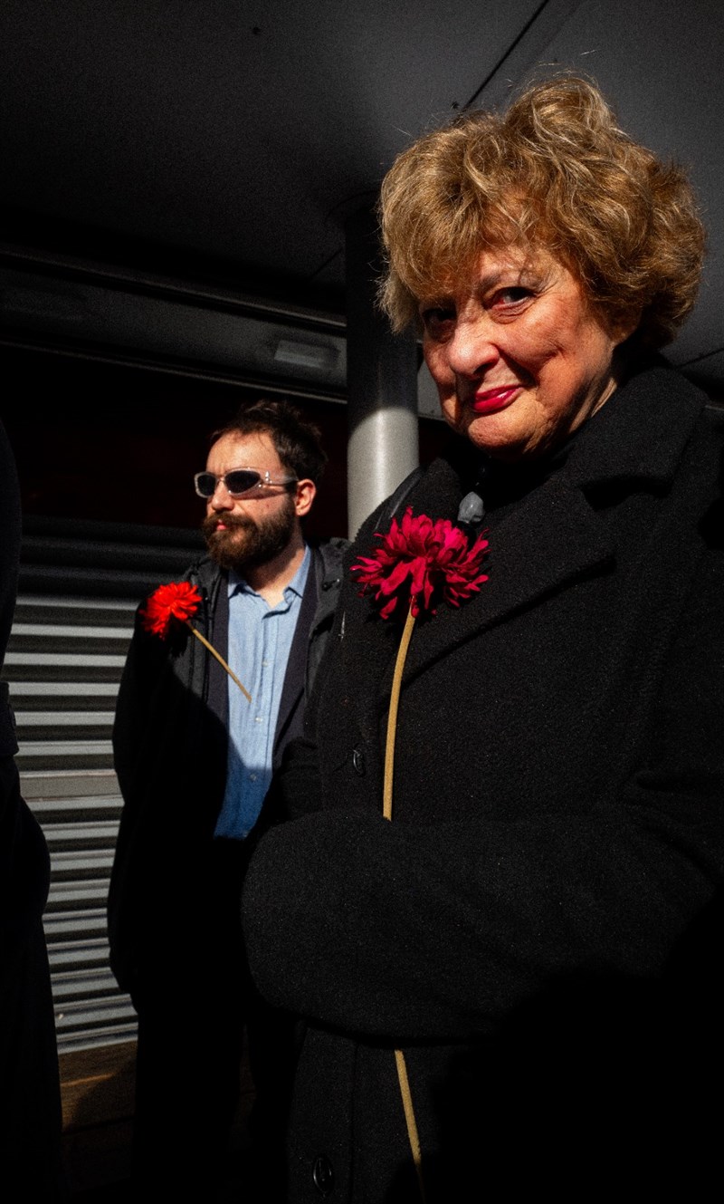 Due presenti al funerale