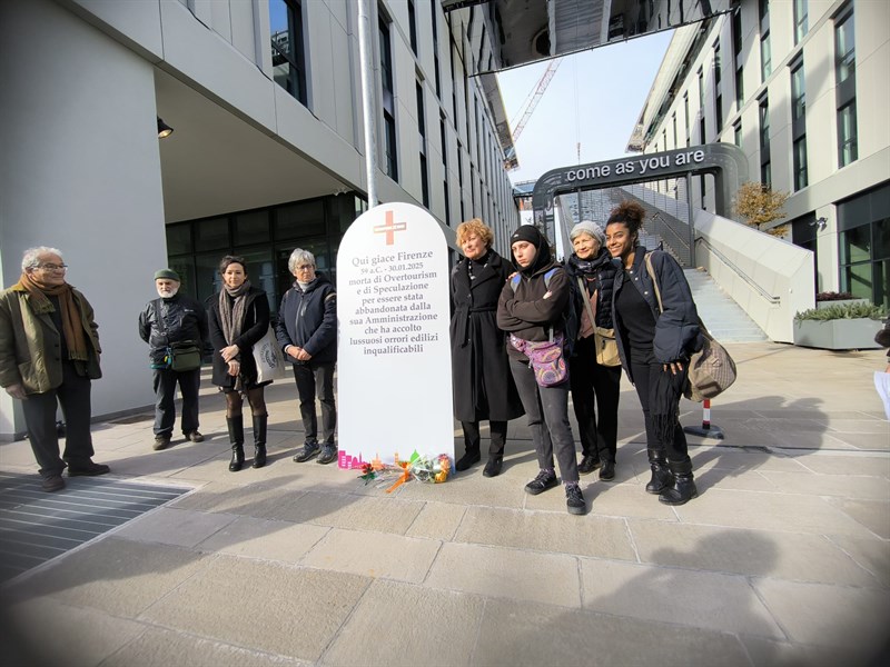 La lapide e alcuni dei presenti al funerale