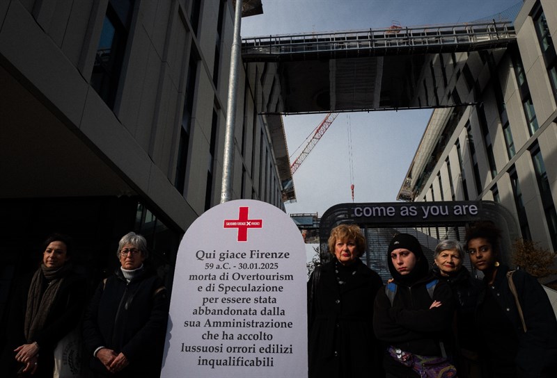 La lapide davanti alla scalinata