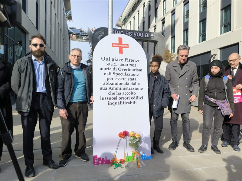 La lapide davanti alla scalinata