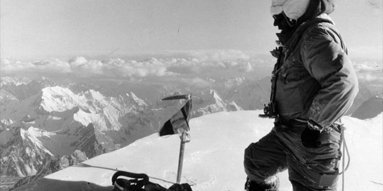 1954 . Prima scalata italiana del K2