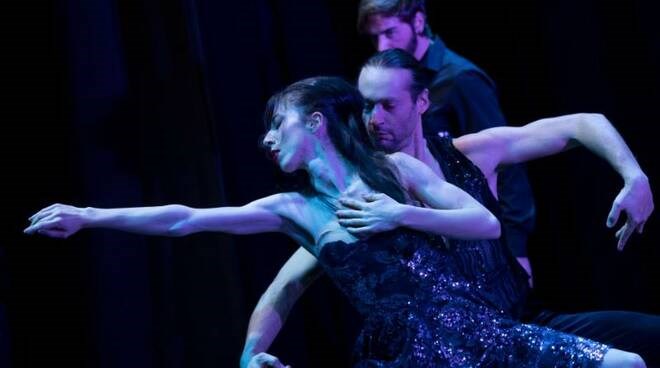 Grandioso successo della  Lyric Dance Company al Corsini di Barberino: strepitoso "Love is a losing game" con la musica di Amy Winehouse