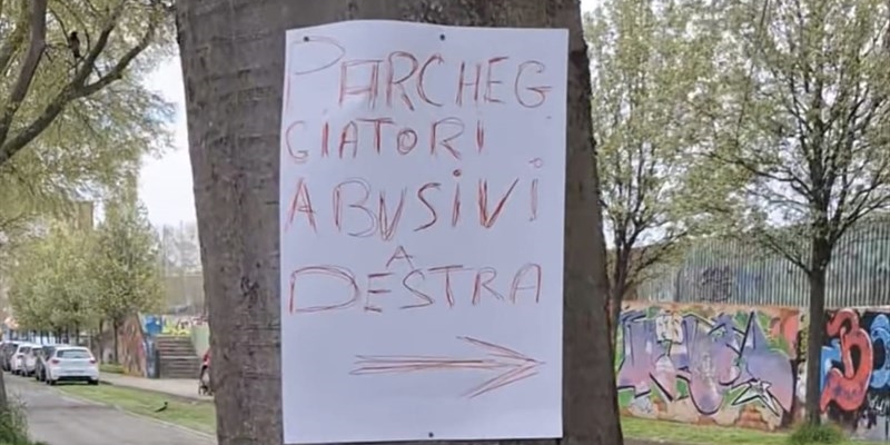 Uno dei cartelli comparsi in viale Paoli
