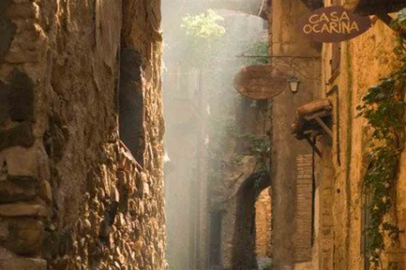 Bussana Vecchia, molto più di un borgo old style (www.okmugello.it - X Art Encyclopedia)