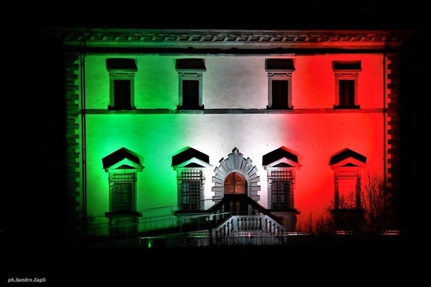 Villa Poggio Reale a Rufina illuminata del tricolore