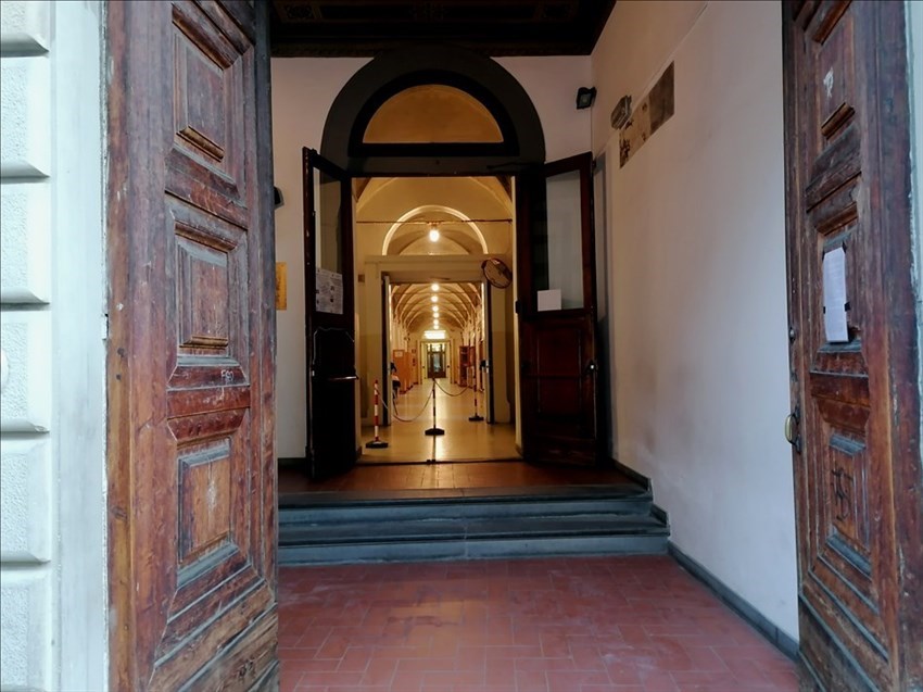 l'ingresso al liceo Castelnuovo