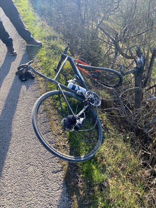 La bicicletta distrutta di Alessandro Iacchi dopo l'incidente