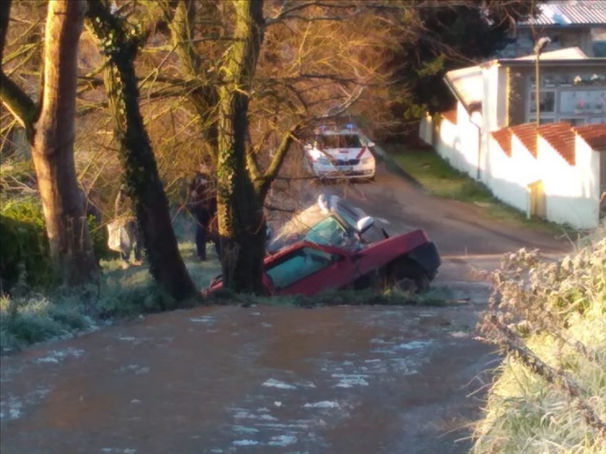 Incidente stradale a Sieci con manto ghiacciato