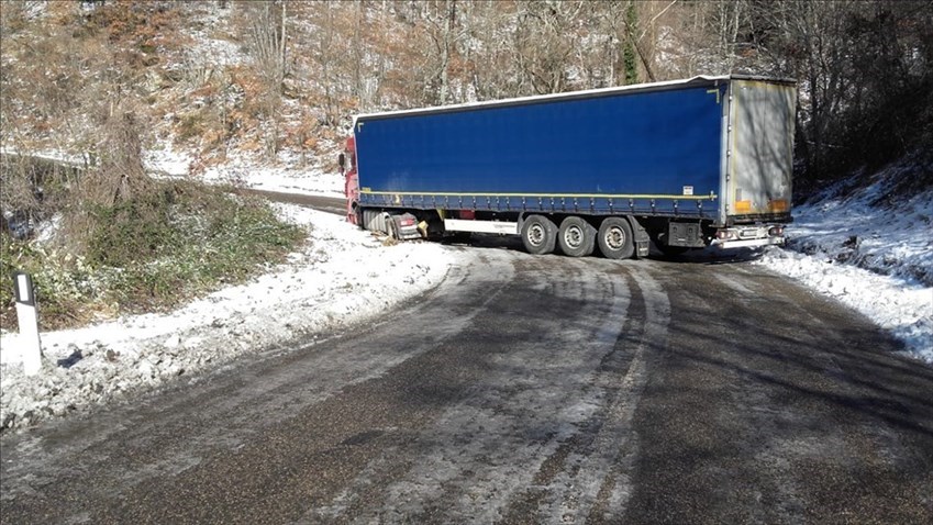 Camion intraversato sulla Sp 556 Londa - Stia e strada ghiacciata
