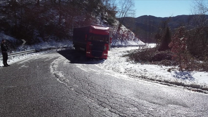 Neve e camion intraversato sulla Londa-Stia