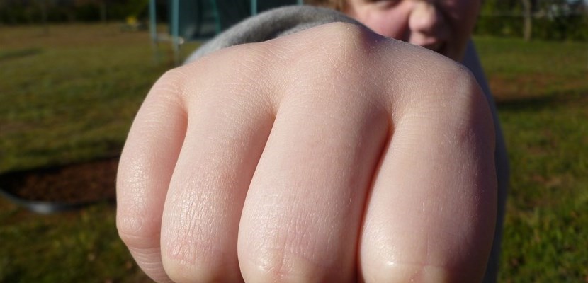 brutale aggressione a una ragazzina