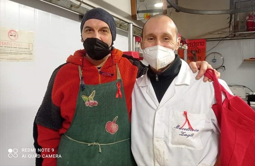 Andrea "L'Ortolano" Masstti insieme alla Macelleria Zagli a cui ha distribuito uno dei suoi fiocchi in occasione della Giornata Mondiale contro il cancro