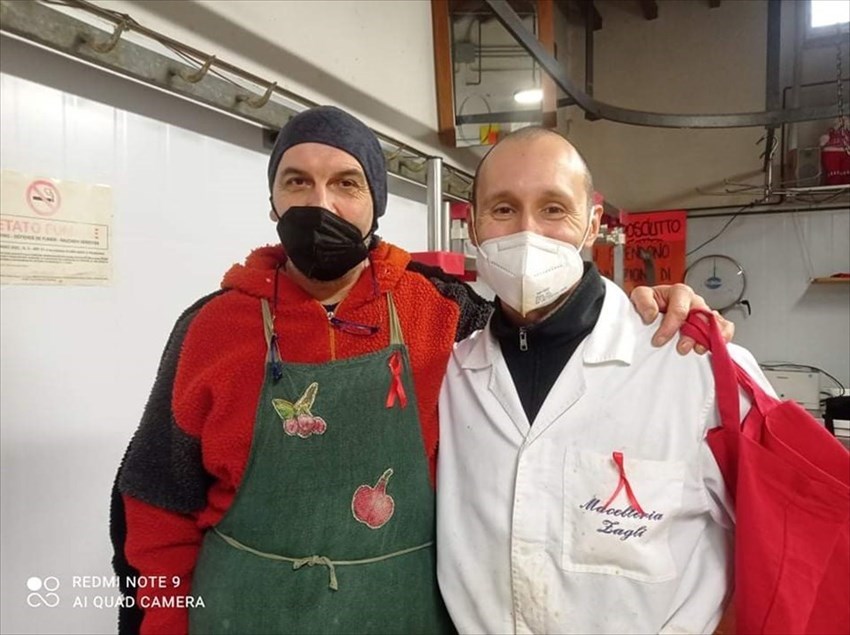 La distribuzione dei fiocchi di Andrea ad amici e cittadini di Rufina in occasione della giornata mondiale contro la lotta al cancro