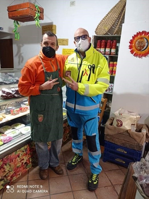 La distribuzione dei fiocchi di Andrea ad amici e cittadini di Rufina in occasione della giornata mondiale contro la lotta al cancro