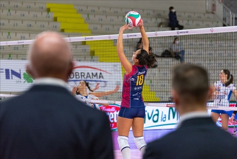 Savino Del Bene Scandicci sconfigge la Zanetti Bergamo 3-0.