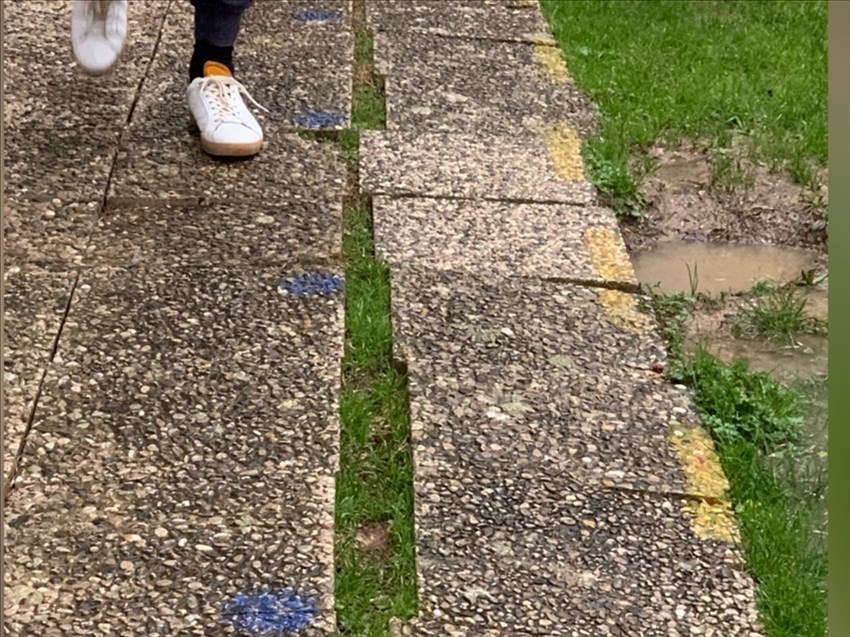 Pavimentazione esterna usurata della Scuola materna Mario Lodi : una foto di segnalazione dei genitori