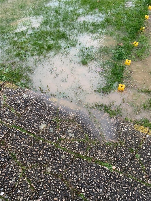 Pavimentazione esterna usurata della Scuola materna Mario Lodi : le foto di segnalazioni dei genitori