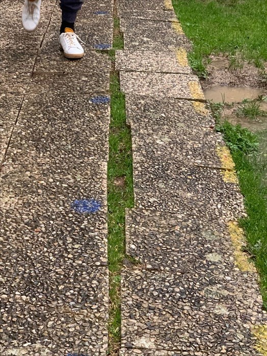 Pavimentazione esterna usurata della Scuola materna Mario Lodi : le foto di segnalazioni dei genitori