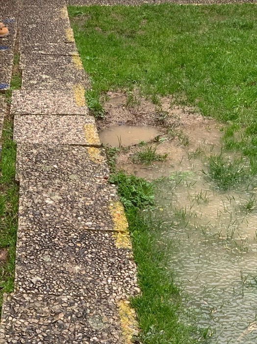 Pavimentazione esterna usurata della Scuola materna Mario Lodi : le foto di segnalazioni dei genitori
