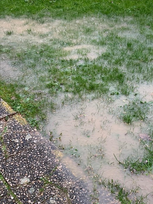 Pavimentazione esterna usurata della Scuola materna Mario Lodi : le foto di segnalazioni dei genitori