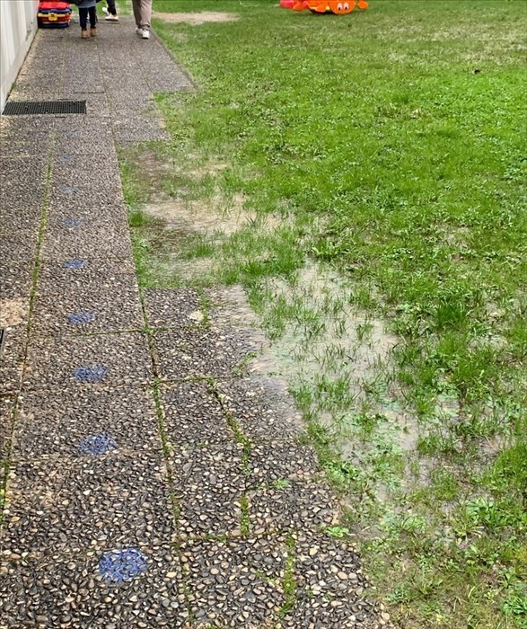 Pavimentazione esterna usurata della Scuola materna Mario Lodi : le foto di segnalazioni dei genitori