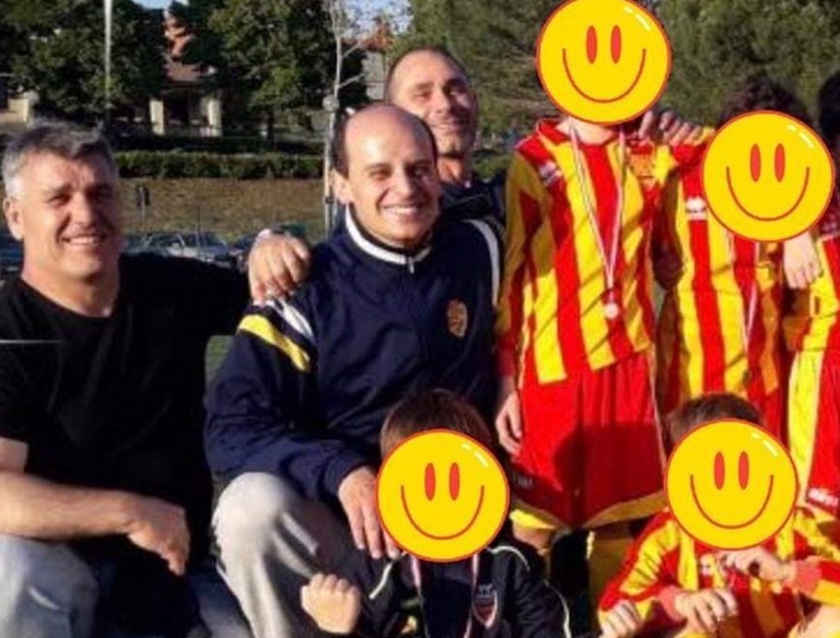 Roberto Bechelli assieme ai suoi bambini della Scuola Calcio