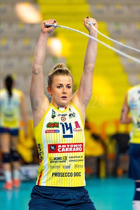 La palleggiatrice dell'Imoco Volley Conegliano Joanna Wolosz (14) durante il riscaldamento. prepartita.