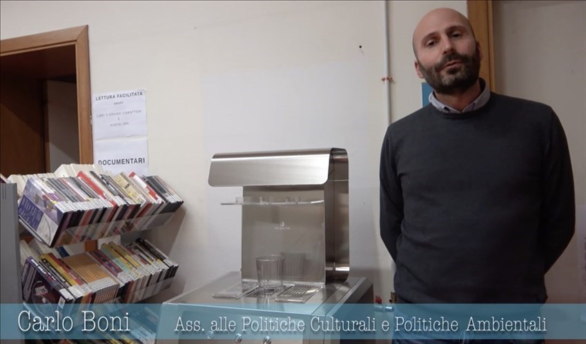 Il vicesindaco Boni assieme al nuovo fontanello comunale alla Biblioteca di Pontassieve