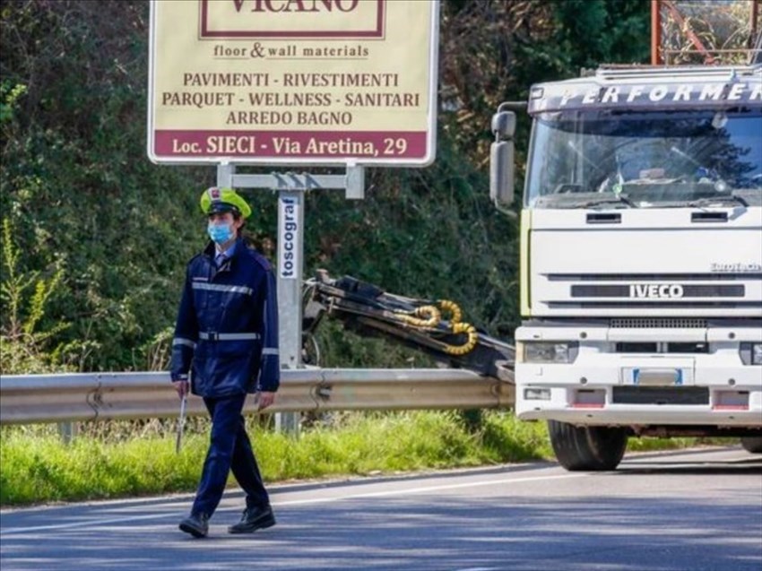 In primo piano un agente della municipale di Pontassieve sul luogo dell'incidente, in secondo piano il mezzo agricolo con la gru che ha causato la morte del runner