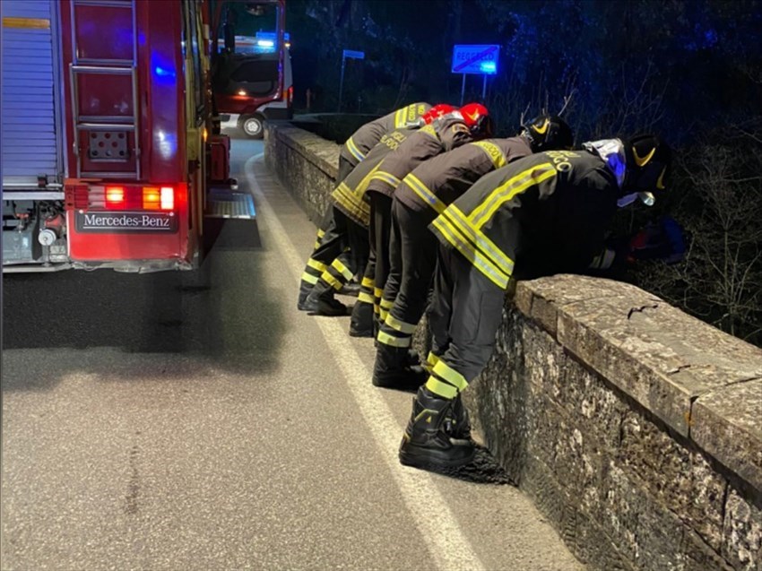 I Vigili del fuoco in azione per controllare il fiume dal Ponte