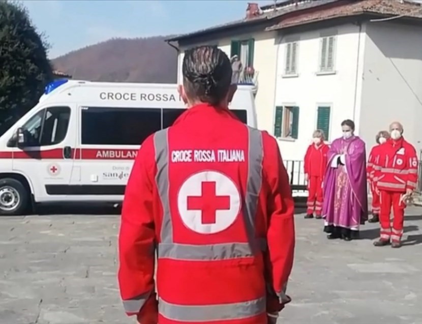 In primo piano il Presidente della CRI San Godenzo Alessandro Massai, in secondo piano l'ambulanza donata dal Canada e Don Filippo Landini con alcuni volontari CRI per la benedizione