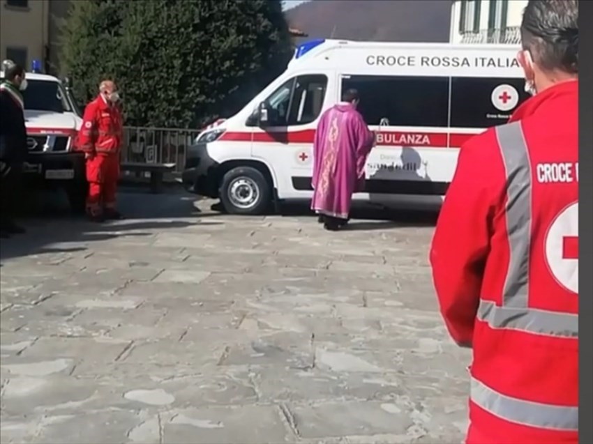 Di spalle il Presidente della CRI San Godenzo Alessandro Massai,