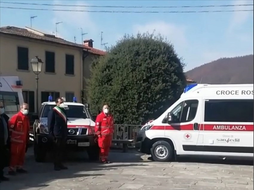 Il Sindaco Emanuele Piani ed i volontari CRI alla cerimonia