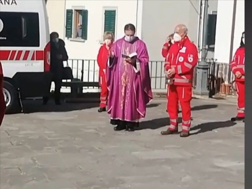 La benedizione del parroco di San Godenzo Don Filippo Landini