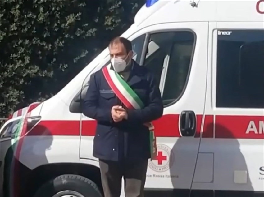 Il Sindaco Emanuele Piani di fronte al nuovo mezzo di soccorso