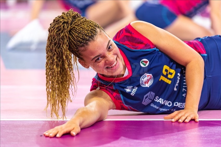 L'opposto della Savino Del Bene Scandicci Kimberly Drewniok (13) durante il riscaldamento.