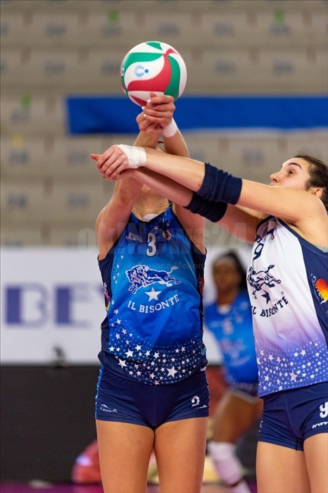 La palleggiatrice Carlotta Cambi (3) e il libero Sara Panetoni (9) de Il Bisonte Firenze intervengono insieme in fase difensiva.