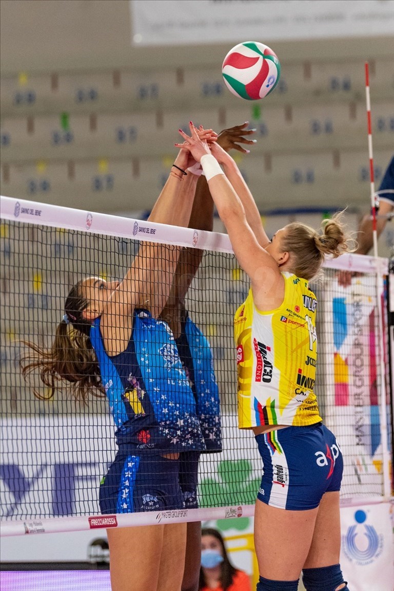 La palleggiatrice dell'Imoco Volley Conegliano Joanna Wolosz (14) lotta a rete contro il capitano de Il Bisonte Firenze Sara Alberti (8).