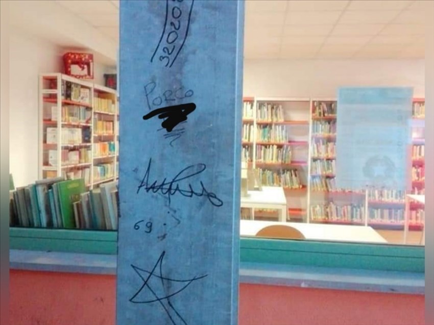 Biblioteca comunale di Londa vandalizzata da graffiti