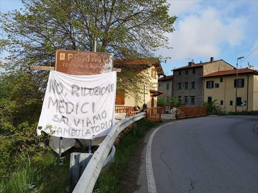Striscione per salvare ambulatorio medico a Pomino (Rufina)