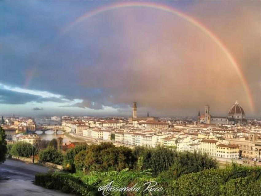 Panoramica di Firenze da Piazzale Michelangelo con arcobaleno - forografia seconda classificata al concorso "Bellissima Firenze"