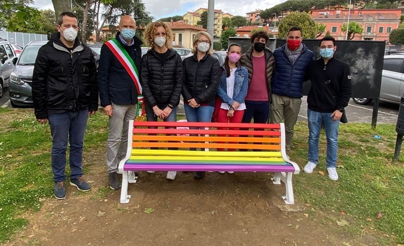 Inaugurazione panchina arcobaleno a Reggello