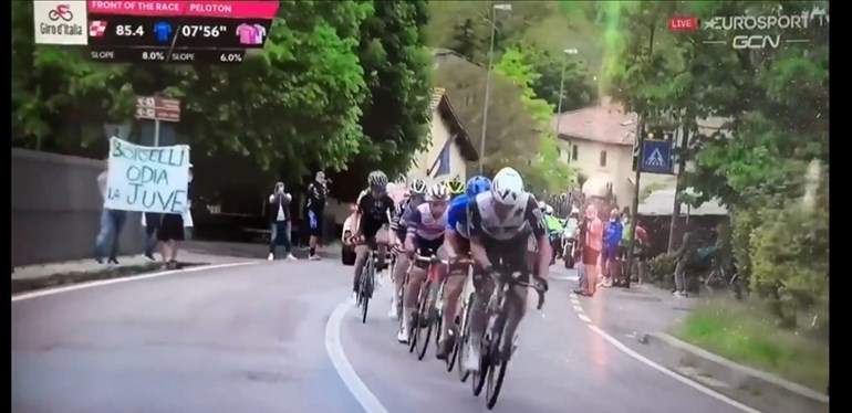Il passaggio del Giro d'Italia da Borselli e lo striscione "Borselli odia la Juve" divenuto virale