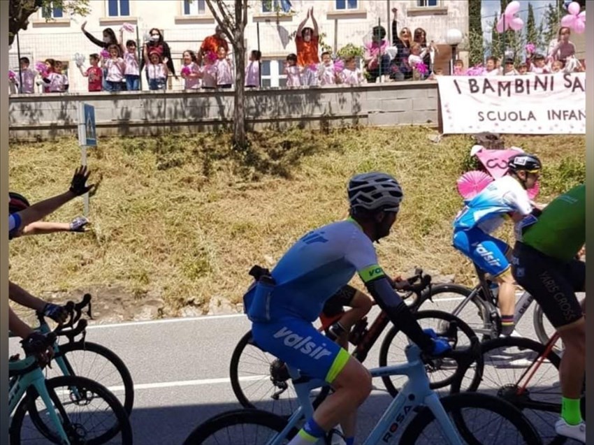 Il passaggio del Giro d'Italia con il saluto dei bambini della Scuola dell'Infanza Italo Calvino di Pelago