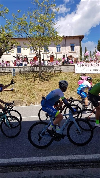 Passaggio dei corridori del Giro d'Italia 2021 ed il saluto dei bambini della Scuola Calvino